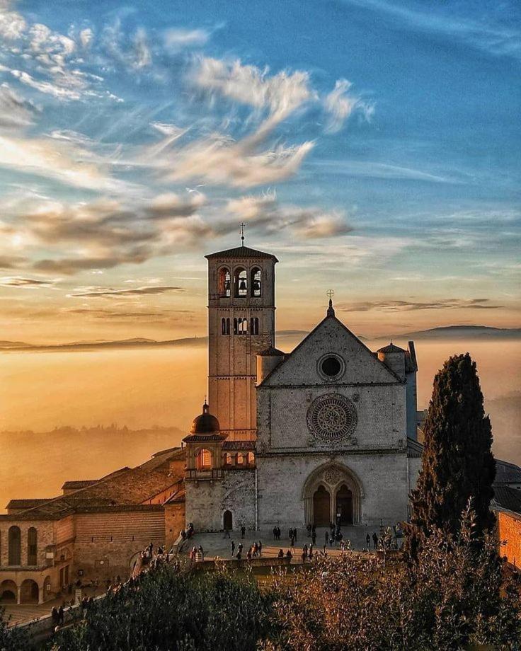 La Bouganville Assisi Bagian luar foto